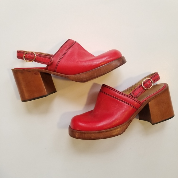 VINTAGE CHANDLERS Red Leather Block Heel Clogs